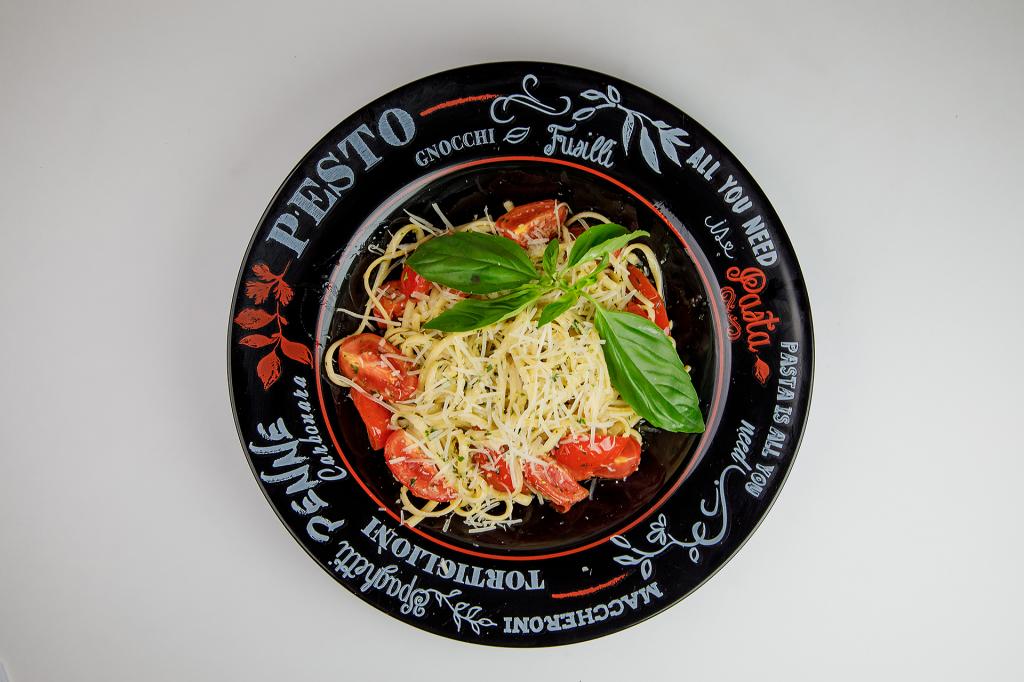 Спагетти с помидорами черри и ароматным маслом