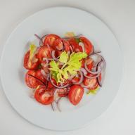 Витаминный салат из сладких помидоров с сельдереем