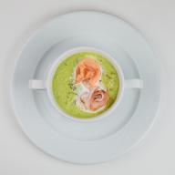 Крем-суп из зеленого горошка с беконом и копченым лососем