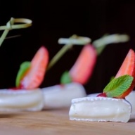Канапе с сыром Бри и клубникой 16 гр