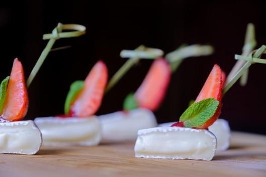 Канапе с сыром Бри и клубникой 16 гр