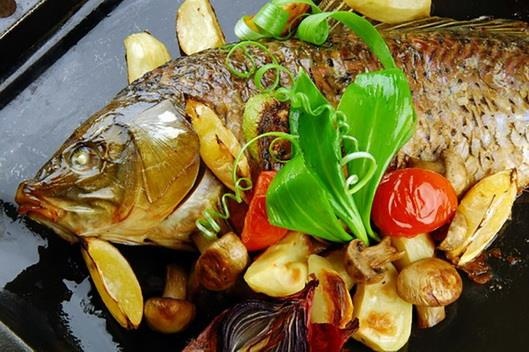 Сазан запеченный с капустой и икрой