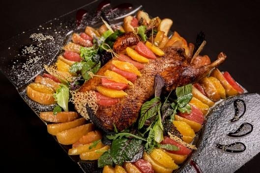 Утка запеченная с яблоками, апельсином и грейфрутом