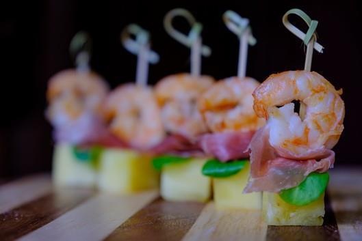 Канапе с креветкой и ананасом