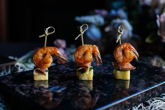 Канапе с креветкой и ананасом