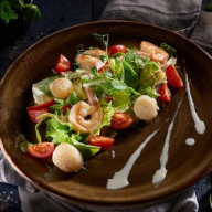 Теплый салат с гребешками и креветками